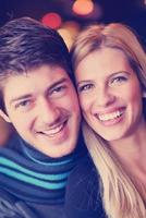Porträt eines glücklichen jungen Paares foto