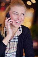 Geschäftsfrau spricht per Telefon foto