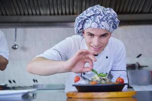 Koch bereitet Essen zu foto