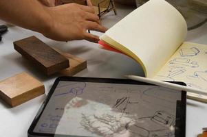 Möbeldesign, digitales Zeichnen im Tablet und analog im Notebook foto