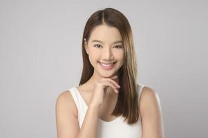 Portrait der schönen asiatischen Frau auf weißem Hintergrund Studio, Hautpflege und Schönheitskonzept foto