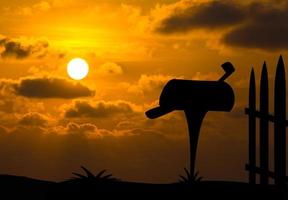 Mailbox-Silhouette mit Sonnenuntergang Hintergrund foto