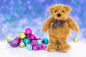 teddybär mit geschenken und schmuck neujahr foto