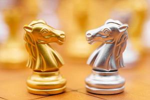 Gold- und Silberpferd auf Schachbrett foto