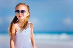 entzückendes kleines Mädchen am Strand foto