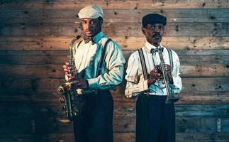 zwei afroamerikanische Jazzmusiker mit Trompete und Saxophon. foto