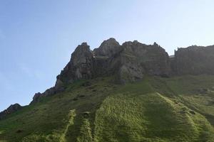 Felsformation in Island an einem sonnigen Tag foto