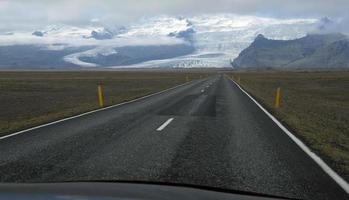 Roadtrip durch Island mit Blick auf eine Bergkette durch die Frontscheibe foto