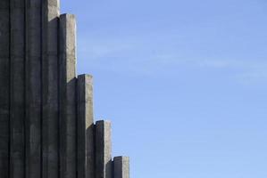 Betonsäulen vor blauem Himmel foto