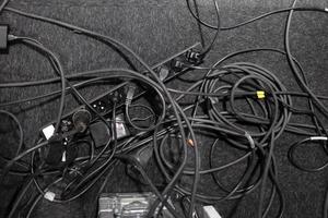 chaotische Kabel, die auf dem Boden liegen foto