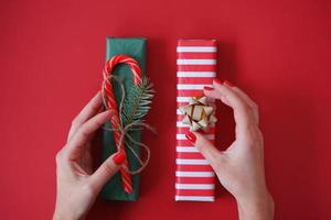 eine frau, die geschenke und geschenke für weihnachtsfeiertage verziert foto
