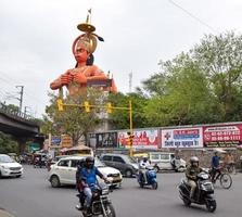 neu delhi, indien - 21. juni 2022 - große statue von lord hanuman in der nähe der delhi metro bridge in der nähe von karol bagh, delhi, indien, lord hanuman statue berührt den himmel foto