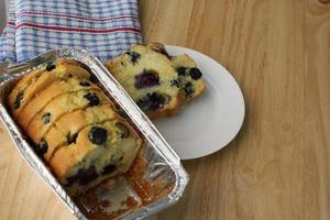 geschnittener Blaubeermuffinkuchen auf weißer Platte foto