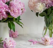 schöner Blumenstrauß rosa Pfingstrosen foto