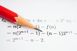 Bleistift auf Übungstestpapier für mathematische Formeln in der Bildungsschule. foto