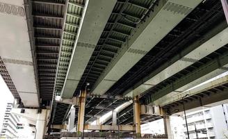 die unteransicht einer überführungsbrücke in osaka zeigt einen träger aus hochfestem stahl in grün und grau. foto