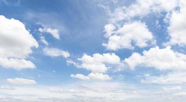 blauer Himmel mit Wolkenhintergrund foto