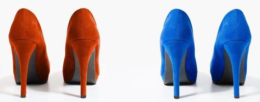 Nahaufnahme von modischen High Heels rote und blaue Schuhe isoliert auf weißem Hintergrund. blaue Farbe Frauenschuh auf dem Boden. Einkaufs- und Modekonzept. Platz kopieren. selektiver Fokus foto