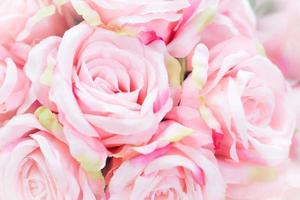 Nahaufnahme von vielen blassrosa Rosen aus Stoff. foto