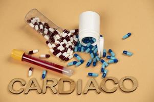 Bluttest-Vakuumröhrchen mit blauer Pille mit dem Wort cardioco foto
