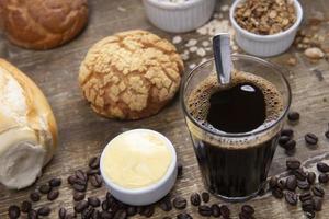 Kaffee und Brot foto