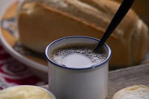 Kaffee und Brot foto