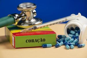 gefälschte Medikamentenschachtel mit dem Namen der Coracao-Krankheit und einem Blutzuckermessgerät. foto