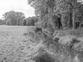 Wandern am Fluss in Westfalen foto