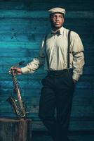 afroamerikanischer Jazzmusiker mit Saxophon. foto