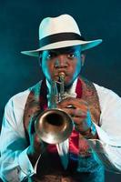 Schwarzafrikaner American Jazz Trompeter. Jahrgang. Studioaufnahme. foto