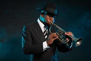 Schwarzafrikaner American Jazz Trompeter. Jahrgang. Studioaufnahme. foto