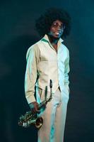 schwarzer amerikanischer Jazz-Saxophonist. Jahrgang. Studioaufnahme. foto