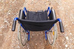 Leerer Rollstuhl, der auf der Straße steht und auf Patientendienste wartet. rollstuhl für menschen mit behinderung im freien geparkt. zugänglich für Menschen mit Behinderung. medizinisches konzept des gesundheitswesens.