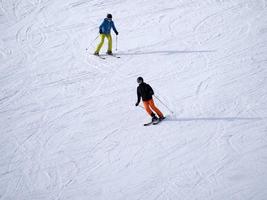 skifahrer skifahren in den dolomiten gardena tal schneeberge foto