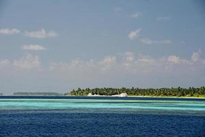 malediven tropisches paradies strand kristallwasser kokosnussbauminsel foto