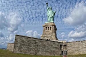 Freiheitsstatue am tiefblauen Himmel foto