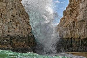 Wellen auf Lavafelsen in Cabo San Lucas, Mexiko foto