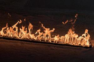 orange Flammen auf schwarzem Hintergrund foto