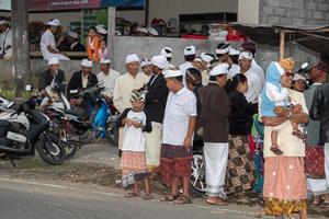 bali, indonesien - 13. august 2016 - balinesischer mönch und verehrer im tempel zur vollmondfeier foto