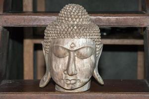 Buddha-Kopf geschlossene Augen Holzskulptur Statue foto