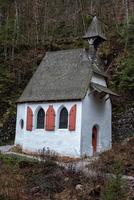 kleine Bergkirche am Königssee im Winter foto