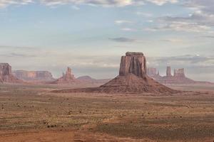 Monument Valley View auf bewölktem Himmelshintergrund foto