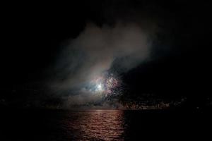 Feuerwerk auf dem Meer in Recco, Italien foto