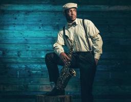 afroamerikanischer Jazzmusiker mit Saxophon. foto