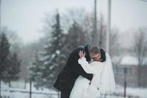 Braut und Bräutigam gehen im Schnee foto