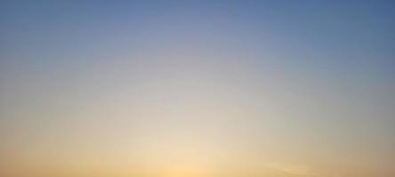 farbenprächtiger sonnenuntergang in der innenstadt mit blick auf die stadtlandschaft brasiliens foto