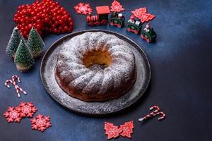 hausgemachte köstliche runde Weihnachtstorte mit roten Beeren auf einer Keramikplatte foto