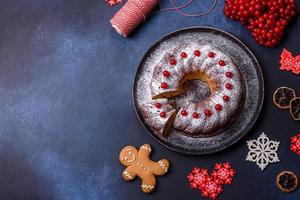 hausgemachte köstliche runde Weihnachtstorte mit roten Beeren auf einer Keramikplatte foto