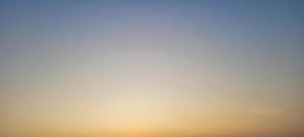 farbenprächtiger sonnenuntergang in der innenstadt mit blick auf die stadtlandschaft brasiliens foto