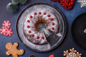 hausgemachte köstliche runde Weihnachtstorte mit roten Beeren auf einer Keramikplatte foto